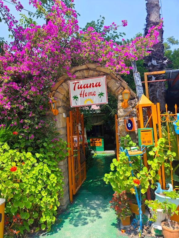 Tuana Garden Bed & Breakfast Side